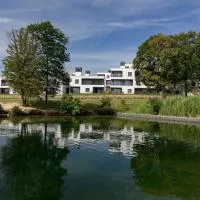 Golden Lakes Hotel, готель у місті Boussu-lez-Walcourt