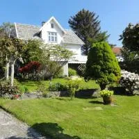 Charming flat in cosy farmhouse, hotel v destinaci Skudeneshavn