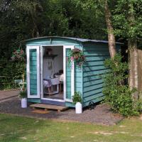 Hopgarden Glamping, Luxury Shepherds Huts set in an idyllic location on the Kent Sussex border -all mod cons, hotel in Wadhurst