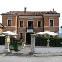B&B Villa al Lago, hotel din Farra dʼAlpago