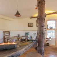 Magical luxury Treehouse for Two, hotel in Beccles
