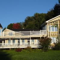 Dans Les Bras de Memphré, hotel in Magog-Orford