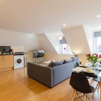 2 Bedroom Penthouse, Clockhouse, Hoddessdon, hotel in Hoddesdon