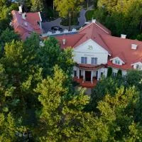 Baśniowa, hotel u gradu Viškov