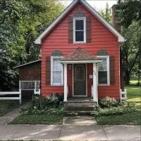 Downtown 2 Bedroom Cottage, Sleeps 6, Walking Distance to Honeywell, Downtown Restaurants, Shopping, hotel v destinácii Wabash