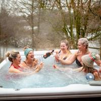 S POD VIP with HOT TUB, hotel in Bangor
