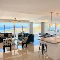 MODERN SPACIOUS BEACH FRONT CENTRAL CONDO w POOLS STEPS TO BEACH, hótel í Rosarito