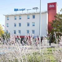 a building with the words its target hotel on it at ibis budget Montauban Les Chaumes