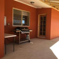 Caretakers Cottage Budget Accommodation, hotel blizu aerodroma Shark Bay Airport - MJK, Denham