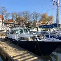 Boot & Breakfast - slapen op het water, хотел в Енкхейзен