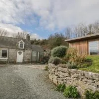 Bron Heulog Cottage, hotel in Llangoed