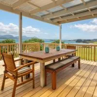 The Beautiful 4-6 Bdr ONEPU MOANA HOLIDAY HOME with Views & Spa-Pool, hotel di Opononi