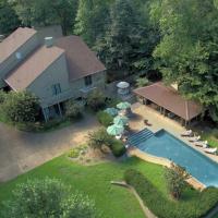 The White Elephant Inn Getaway with Pool and Hot Tub!, hotell i nærheten av Charlottesville-Albemarle lufthavn - CHO i Earlysville