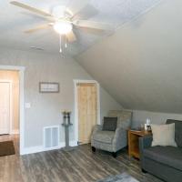 Spacious Rustic Downtown Market St 1 Bedroom Apt, Sleeps Up to 5, Steps to Honeywell & Eagles Theatre, hotel din apropiere de Marion Municipal - MZZ, Wabash