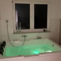Ferienwohnung mit Jacuzzi Nähe Flughafen Köln Bonn, hotel i Troisdorf