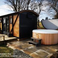 pen-rhos luxury glamping "The Hare Hut", hotel in Llandrindod Wells