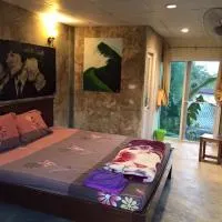 อีต่องโฮมสเตย์, hotel v mestu Thong Pha Phum