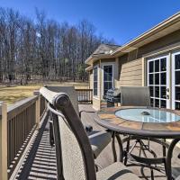Private Family Home with Deck, Porch and Forest Views!, hôtel à McComas Beach
