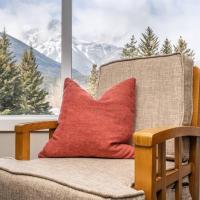 3 Bedroom Mountain Retreat New full-renovation Near Banff Canmore Sleeps 8 Sanitizing Protocols NEWLY UPGRADED HIGH-SPEED WIRELESS INTERNET, hotel em Dead Man's Flats