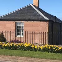 The West Lodge -dog friendly, cosy, Scottish Borders cottage, hotel in Berwick-Upon-Tweed