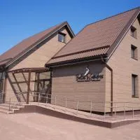 Baltas gandras, hotel u gradu Naisiai