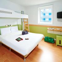 a bedroom with a bed and a bunk bed at ibis budget Tours Centre Gare et congrès