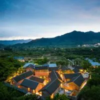 Sansa Village Boutique Hotel at Mutianyu Great Wall Adjoin to Mutianyu Great Wall - Room with the View of Great Wall - Chinese massage experience - Vehicle Shuttle Service - International Catering - SPA& Nail Beauty Facilities, hotel v destinaci Chuaj-žou