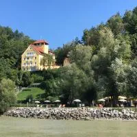 Hotel-Restaurant Faustschlössl, hotelli kohteessa Feldkirchen an der Donau