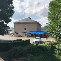 Hôtel du Pont Neuf، فندق في فلوراك