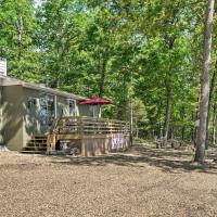 Lakeside Bull Shoals Lake Cabin with Deck and Views!, hotel in Diamond City