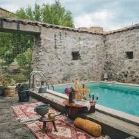 Rancho i Vancho na Kata, hotel i Omorani