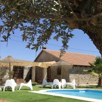 4 bedrooms house with shared pool enclosed garden and wifi at Alcaracejos, hotel en Alcaracejos