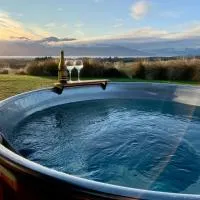 Fiordland Eco-Retreat -- Panoramic Views -- Hot Tub, hotel u gradu Te Anau