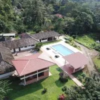 Jungle Lodge El Jardin Aleman、テナのホテル