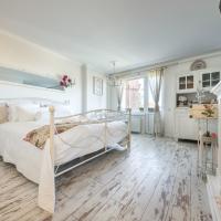 Vintage Lounge studio by the sea in Liepaja &ndash; hotel w mieście Lipawa