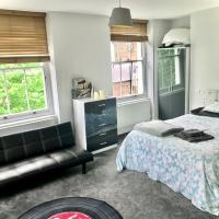 Camden Guest House Super king or Double Bedroom, hotel di Camden Town, London