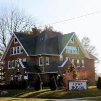 Iowa House Historic Inn โรงแรมในเอมส์