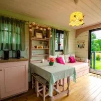 Viesnīca La Roulotte de La Villa des Chouettes pilsētā Maisons-lès-Chaource