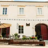 Krone, hotel a Svätý Jur