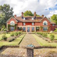 Robertsbridge Chateau Sleeps 16 Pool WiFi, hotel in Robertsbridge