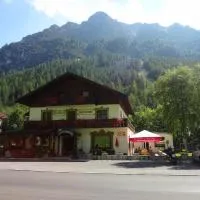 Pension Nina & Gasthof Alpenrose – hotel w mieście Gschnitz