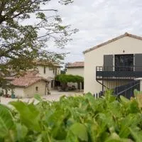 Gîtes Du Mas de Surlan, hotel i Chantemerle-les-Blés
