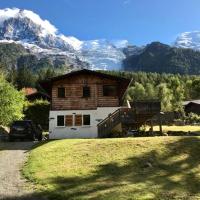 Chalet in green, sunny and quite spot 5’ from center, hotel em Les Bossons, Chamonix-Mont-Blanc