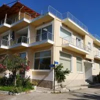 Garden apartment 20m from the sea, hotel u gradu Kírra
