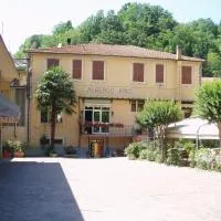 Albergo Amici, хотел в Варезе Лигуре