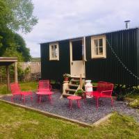 Oxton Hill Hideaway shepherds hut, hotel in Southwell