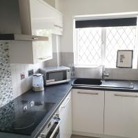 Be More Homely presents - JUA - A Style 1 Bed Flat Birmingham WKing Bed Sleeps 4 Fast Broadband off road Parking