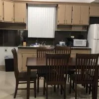 BEAUTIFUL 3 BEDROOM PRIVATE UNIT, FREE PARKING, FREE WIFI, hôtel à Sinajana