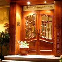 Landhotel Sonneneck - Hotel & Apartments، فندق في Breuna