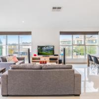 Modern Unit With Balconies Near Melbourne Airport
